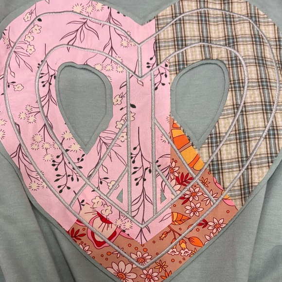 Women’s oversized Patchwork Heart Long Sleeve Shirt - Picture 4 of 6